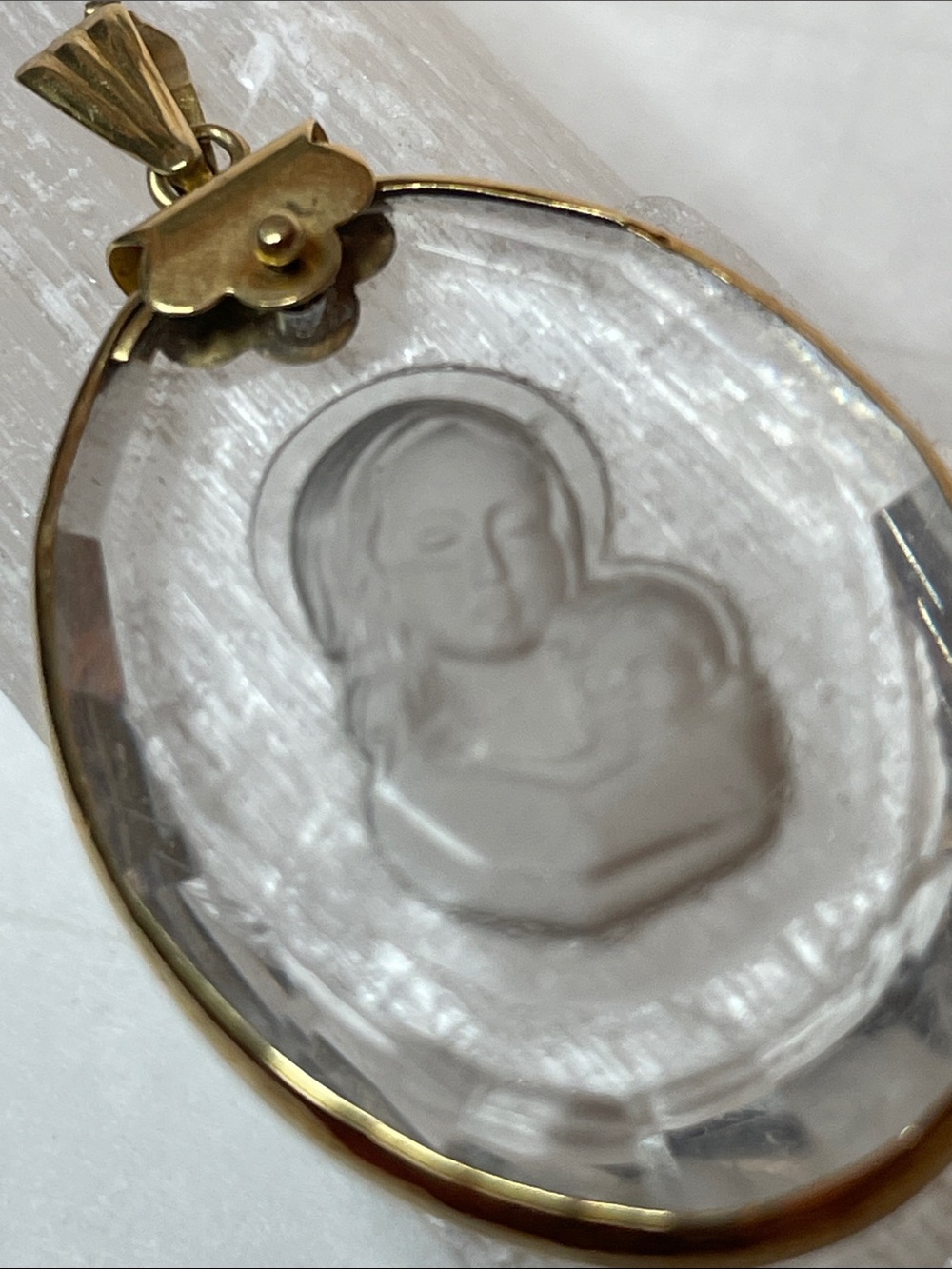 Vintage Italian Reverse Carved Madonna & Child Quartz Pendent 750 Gold Frame - Picture 3 of 9